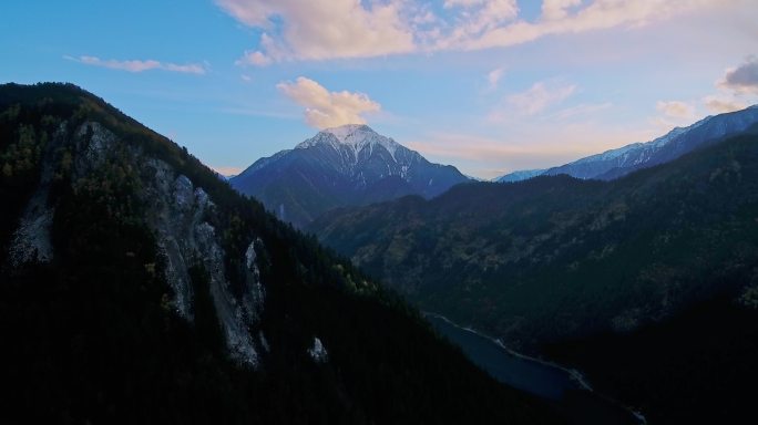 航拍九寨沟宝镜岩高山峡谷秋色