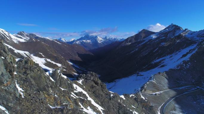 航拍川西雪山巴郎山美丽风景高原地貌