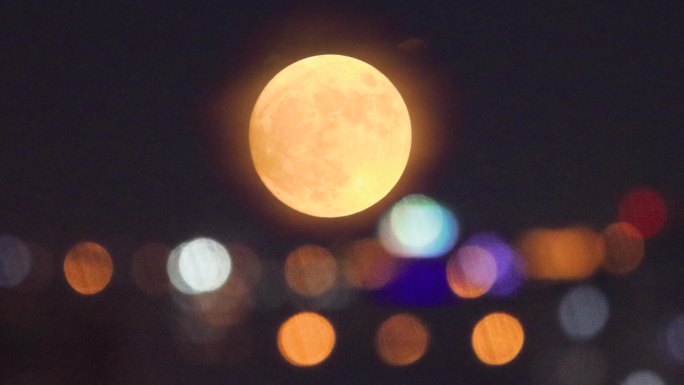 中秋节的月亮和城市的霓虹灯