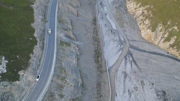 俯瞰网红盘山公路  新疆天山路