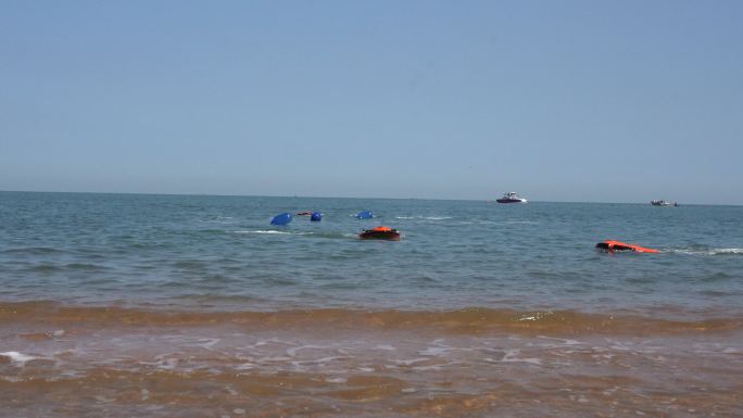 威海海岸警察操作水上无人救生装备