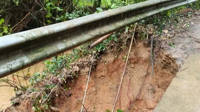 农村强降雨道路塌方地陷土方崩塌公路滑坡