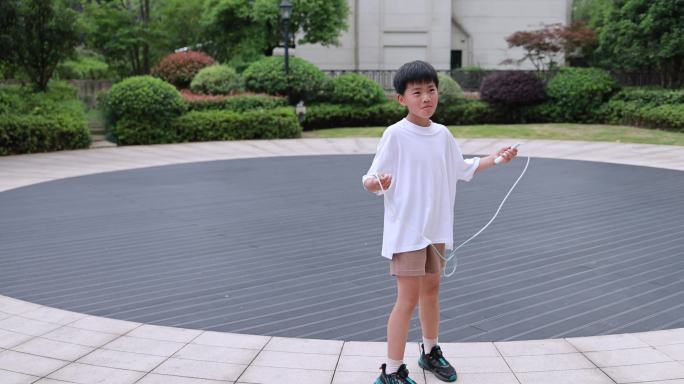 可爱的男孩在户外跳绳 4k升格慢镜