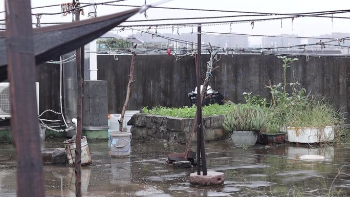 阴雨天破旧小区楼顶