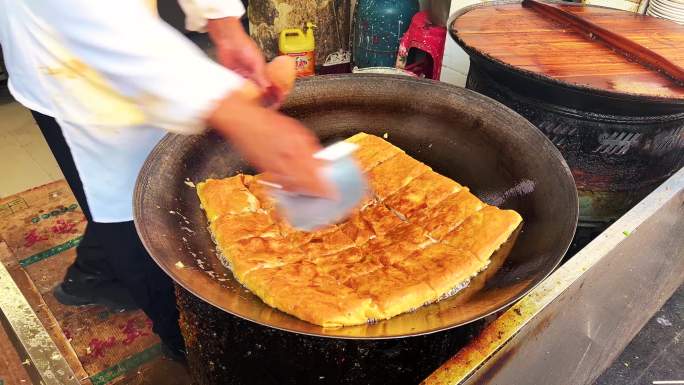 武汉城市街头美食小吃早餐烹饪豆皮制作过程