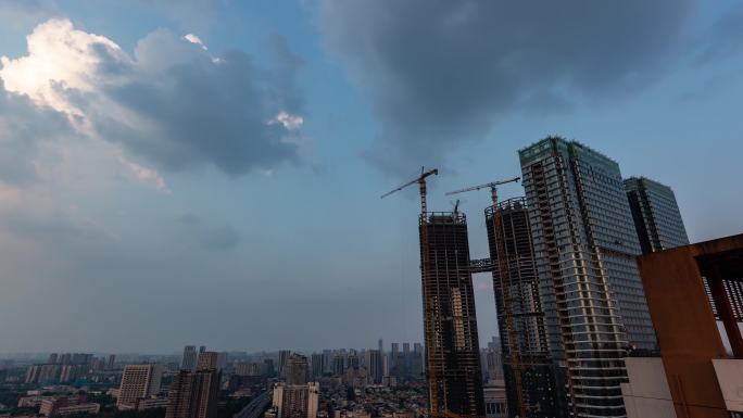 城市天空云层翻腾城市建筑工地塔吊延时