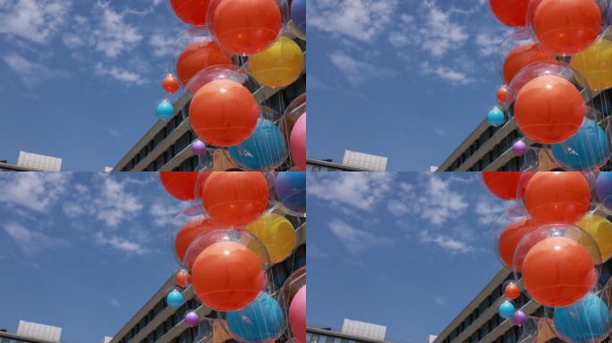 彩色气球飘在空中
