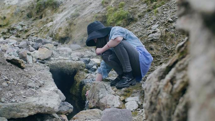 小小泉眼 山沟温泉 野温泉 山泉水