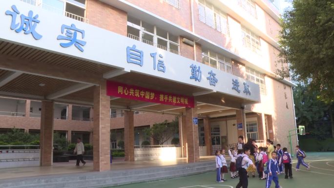 学校 操场 升旗排练