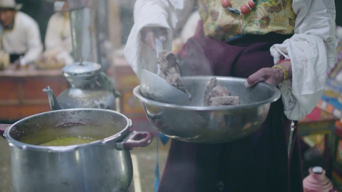 铁盆 把肉舀在盆里 高原节日 西藏节日