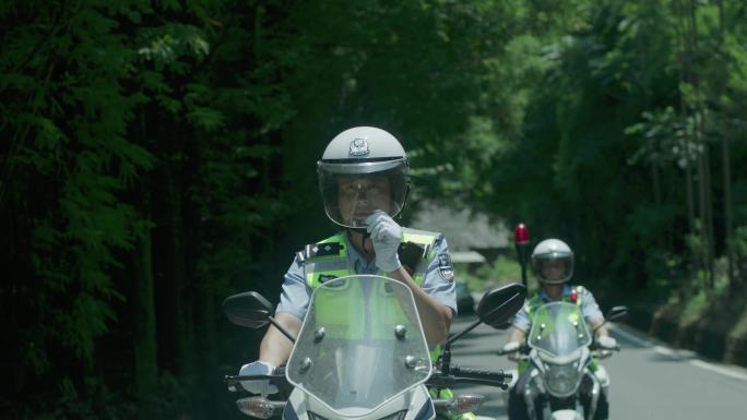 警察出发 戴头盔 骑摩托 行驶 山路