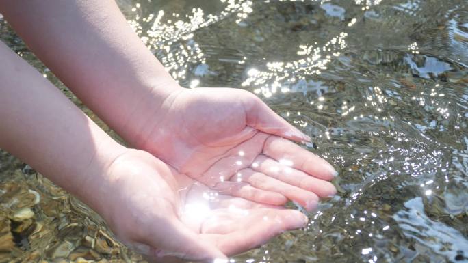 山泉水 水资源 双手托起水