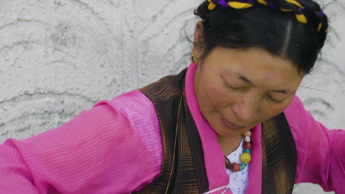 农村特产 在门口 坐在门口 手工活做藏香