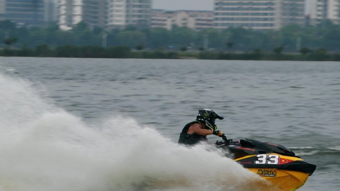 水上摩托艇比赛冲浪激情乘风破浪