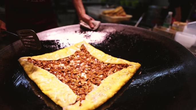 武汉城市街头美食早餐豆皮烹饪制作过程