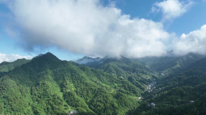 山峦叠嶂 云雾缭绕