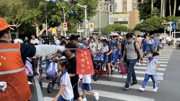深圳学生上学放学高峰期过马路拥挤