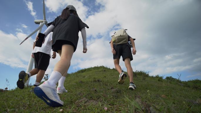 年轻人户外徒步登山