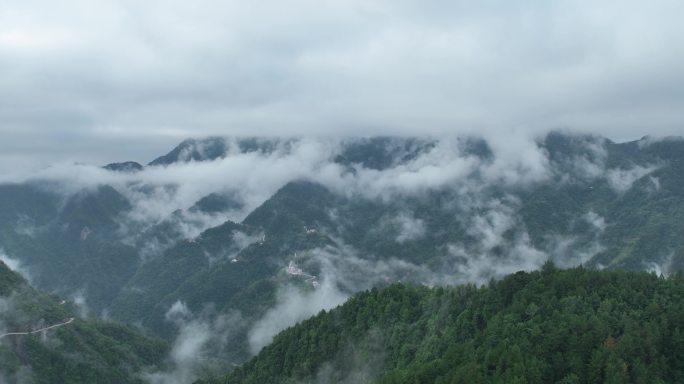 山峦叠嶂 云雾缭绕