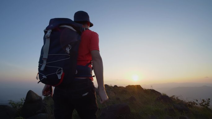 阳光户外徒步登山旅行背包人物背影