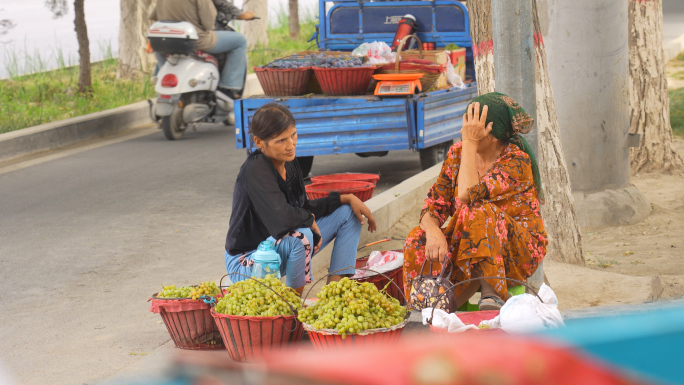 新疆农民街头摆摊卖水果，卖葡萄