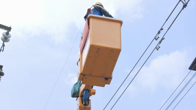 高空作业车带电作业特写镜头4k素材