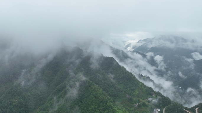 山峦叠嶂 云雾缭绕