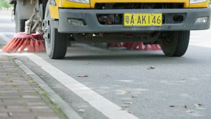 道路维护洒水车环卫工人扫地