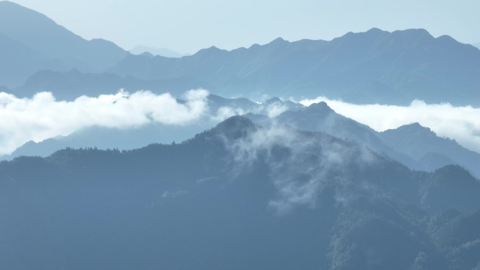 山峦叠嶂 云雾缭绕