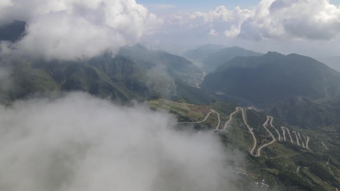 云端上的蜿蜒乡村山路