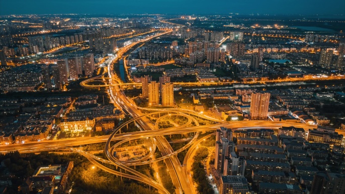 城市高架桥立交桥 汽车快速驶过 夜景车轨