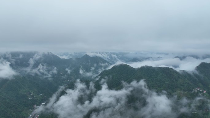 山峦叠嶂 云雾缭绕