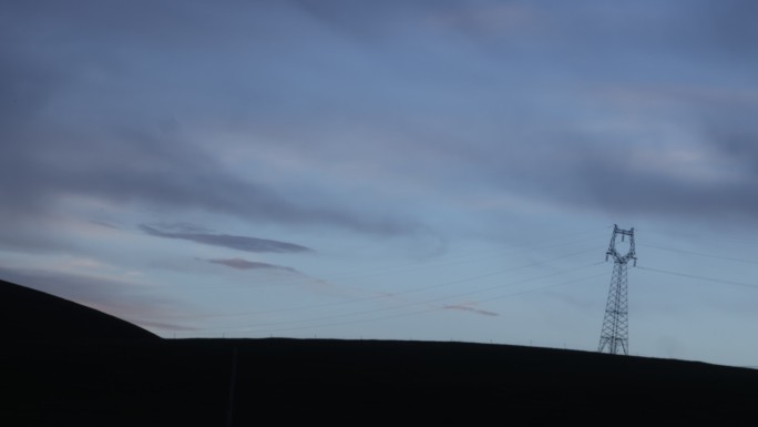 草原延时镜头天空云朵变化蓝天白云草地电塔