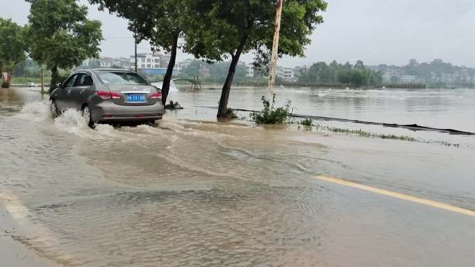 洪水中开车农村公路淹没防洪堤防洪坝洪涝