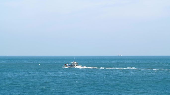 摆渡 小艇 游轮 海边 礁石 海浪