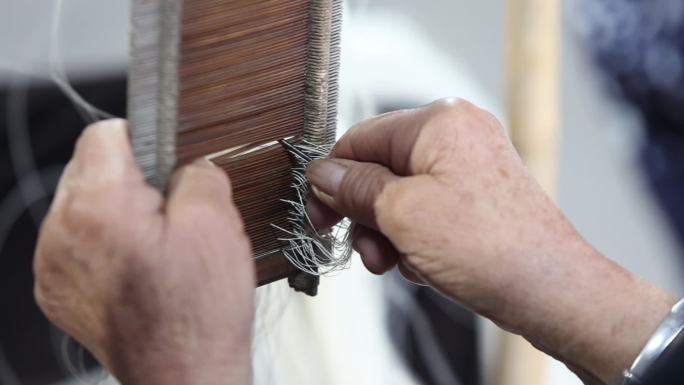 传统纺织手艺 织布机 穿线