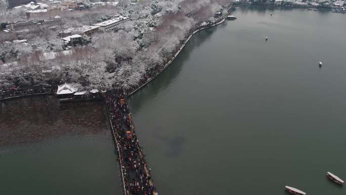 4K航拍西湖断桥雪景