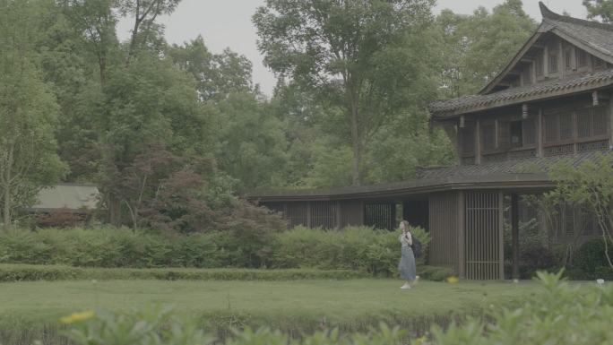 女孩从古建走出欣赏中式建筑田园风景灰片