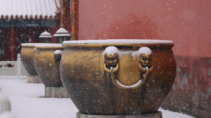 高清实拍故宫雪景铜缸和飘雪