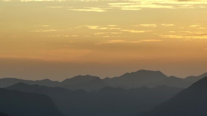 崇山峻岭 日落西山