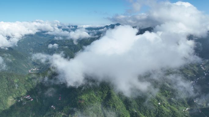 山峦叠嶂 云雾缭绕