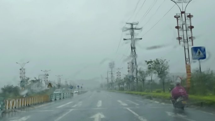 雨景雨天开车窗外暴雨景下雨公路上行车雨刷