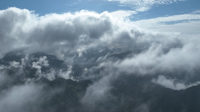 山峦叠嶂 云雾缭绕