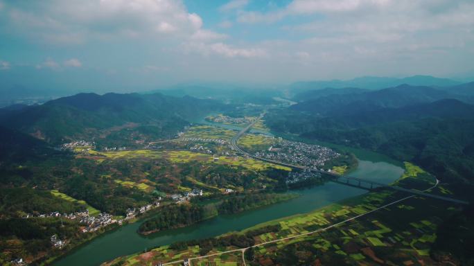 超广角航拍河道环绕村落（歙县雄村）