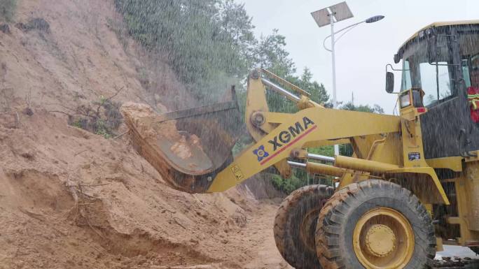 道路抢险塌方山体滑坡挖掘机装载机公路抢险