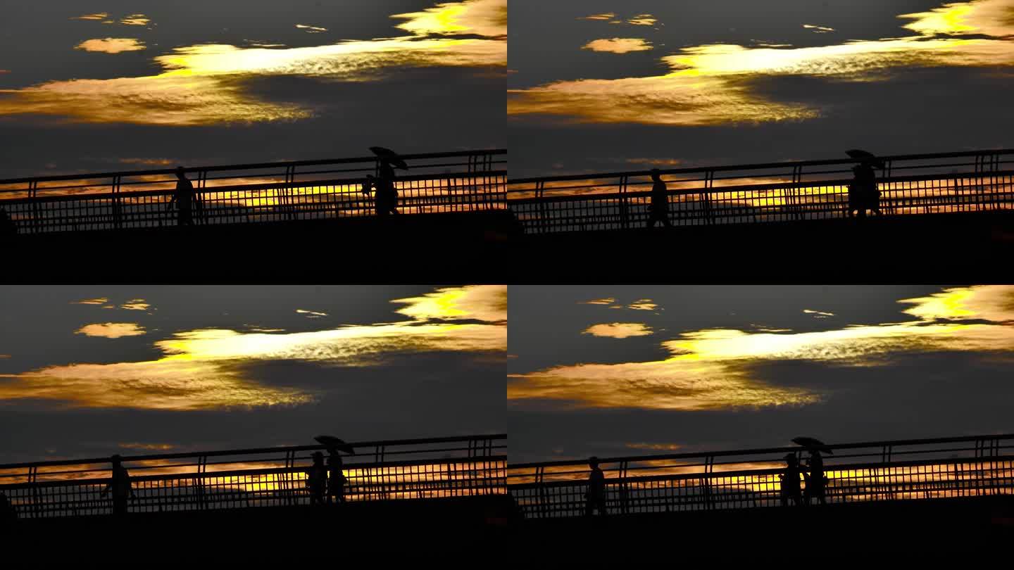 落日余晖下天桥上的行人升格镜头