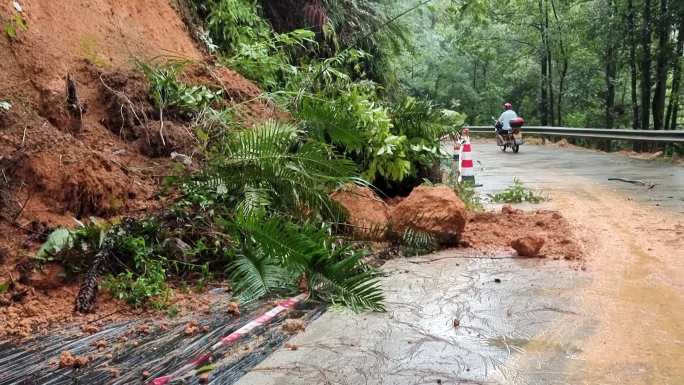 大雨后地质灾害山体滑坡滑坡公路塌方道路