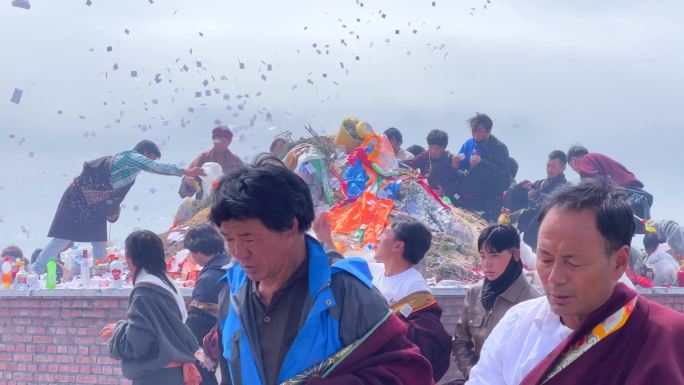 煨桑撒风马的藏族人 藏族节日