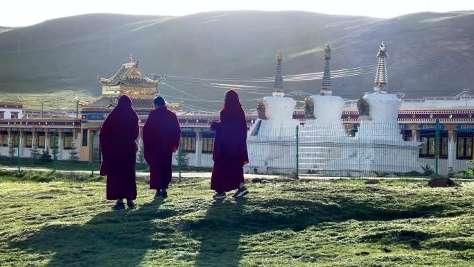 参加聚会的藏族人和阿卡