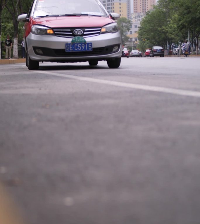 竖版出租车车队市区马路转弯行进低角度拍摄